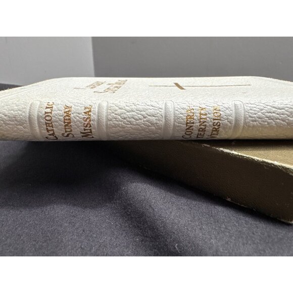 Vintage 1956 Catholic Sunday Missal With Gold Cross & Zipper Closure - Picture 7 of 14